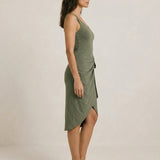 Kira – Vestido midi drapeado con nudo lateral