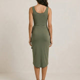 Kira – Vestido midi drapeado con nudo lateral