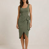 Kira – Vestido midi drapeado con nudo lateral